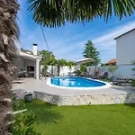 Goldie Villa